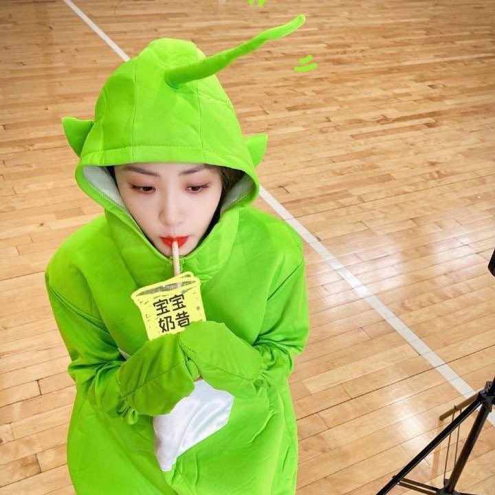 yuyanlovebot's tweet photo. she’s so tiny https://t.co/yocvDNYsgE