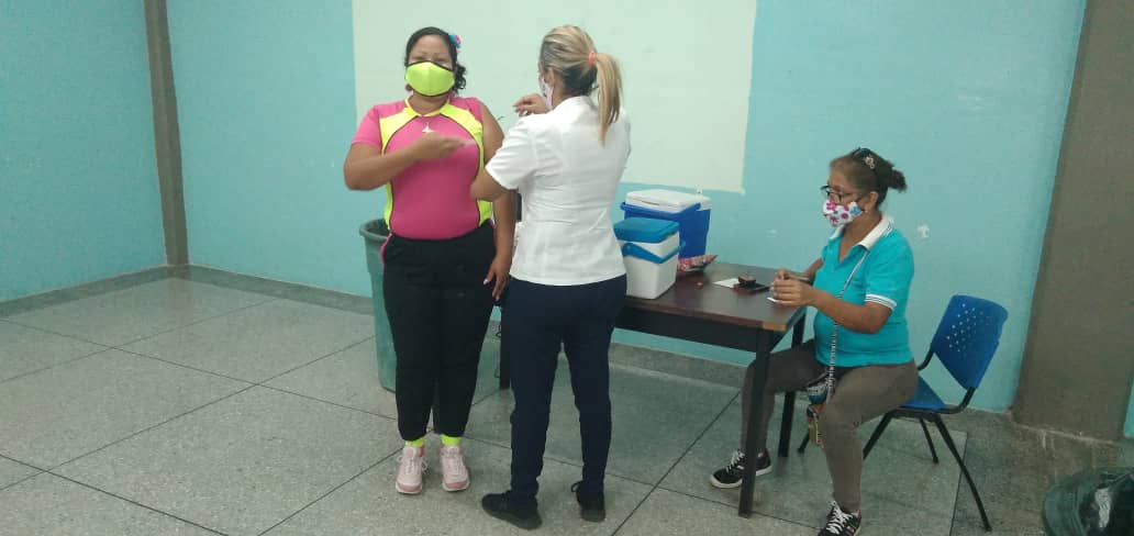 #Aragua #CuidemonosDelVirus  Mcp Sucre 2da jornada vacunación para los Educadores "Gracias pdt .<a href="/NicolasMaduro/">Nicolás Maduro</a> por estar  frente a la vanguardia @psuvaristobulo <a href="/RMarcoTorres/">Rodolfo Marco Torres</a> <a href="/leoalvacabrera/">Prof. Leonardo Alvarado</a> <a href="/MPPEDUCACION/">MPPEDUCACION</a> <a href="/NorkaAdelinaPen/">Norka Adelina Peña B</a> <a href="/Aragua1Ze/">Ze_ Aragua1</a> <a href="/educadoresdear2/">educadoresdearagua2020</a>  <a href="/AuristelaAlvar5/">Auristela Alvarado</a> @ZE_Aragua