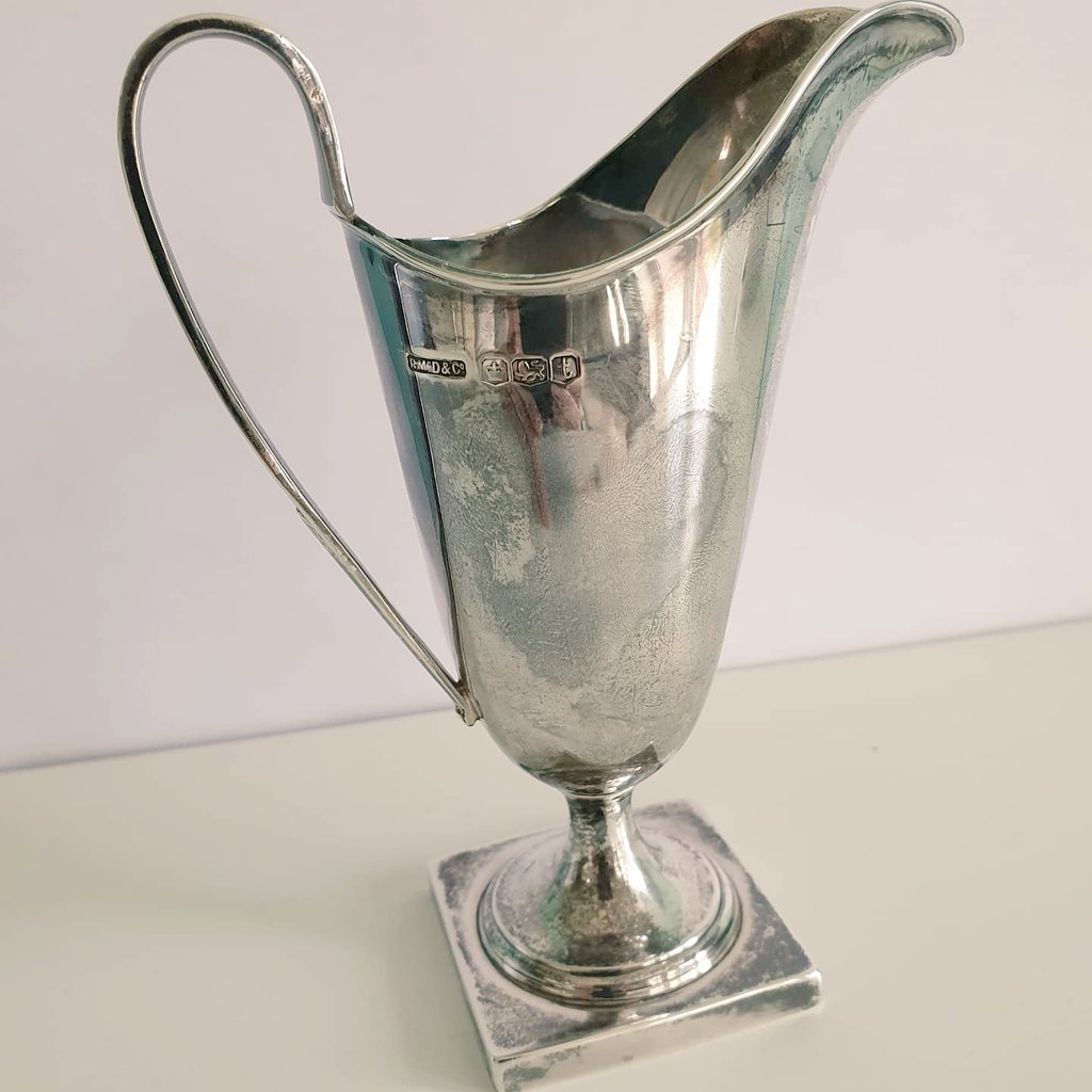 TradingTurner's tweet photo. Silver helmet shaped cream jug. Hallmarked Sheffield 1936 R McD & Co
13.5cm high. Great condition (needs more of a polish!) £95 #silverantiques #silverjug #antique #silvercollector #sheffieldsilver https://t.co/10Qzkbpc2R