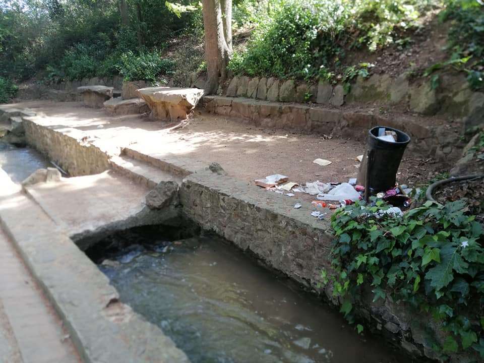 OnVasBarcelona's tweet photo. L'estat deplorable del Laberint d'Horta és una mostra més del menyspreu d'aquesta gent per Barcelona i el seu patrimoni mentre llençen diners en projectes infumables https://t.co/mhZSeA6rnx