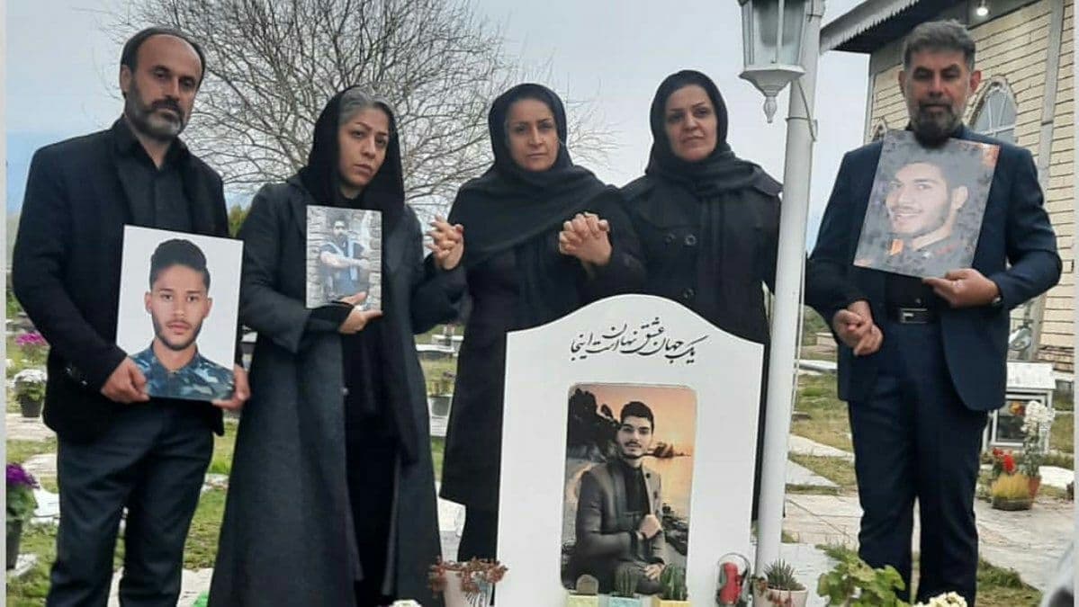 red_rose8261's tweet photo. مادر شهید قیام پژمان قلی‌پور:

«ما امسال بجای گره زدن سبزی، دستامونو به هم گره زدیم و عهد بستیم تا انتقام نگیریم به آرامش نرسیم.»

#نه_میبخشیم_نه_فراموش_میکنیم 
 #ولو_بلغ_ما_بلغ https://t.co/tD1WTxB0xc