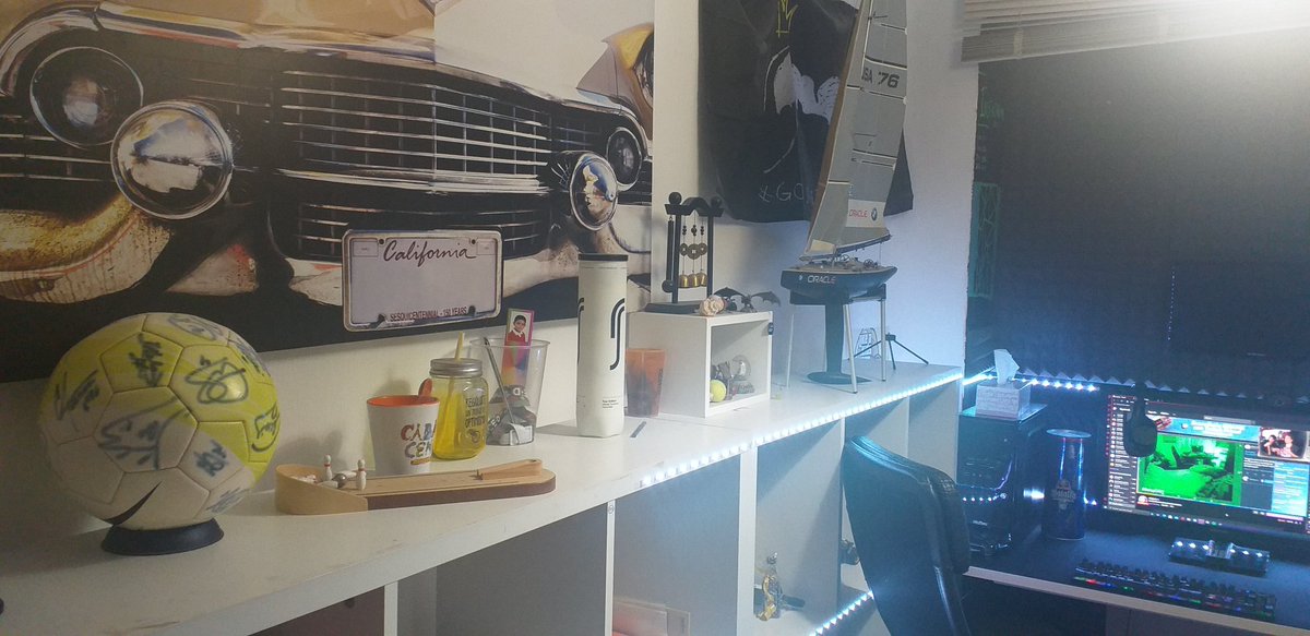 CSduo1's tweet photo. #SetUpOGT intento entretener a la gente, la mesa es la puerta de un armario cortada y montada por mi hermano https://t.co/kkA7ymQCaB