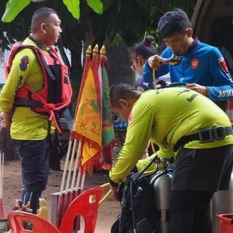 สรุป #พระติดถ้ำ
.
•พระภิกษุ1รูป อายุ46 เข้าไปธุดงค์ใน #ถ้ำพระไทรงาม จ.พิษณุโลก เมื่อ 4เม.ย.
•ฝนตกหนักทำให้น้ำท่วม ทำให้พระยังติดอยู่ข้างใน
•วันนี้6เม.ย.กู้ภัยเพิ่งได้รับแจ้ง จนท.เร่งช่วยเหลือ
•ล่าสุดระดับน้ำยังสูง ยุติค้นหาชั่วคราว
.
—ไทยรัฐ,กรุงเทพธุรกิจ,มูลนิธิประสาทบุญสถาน