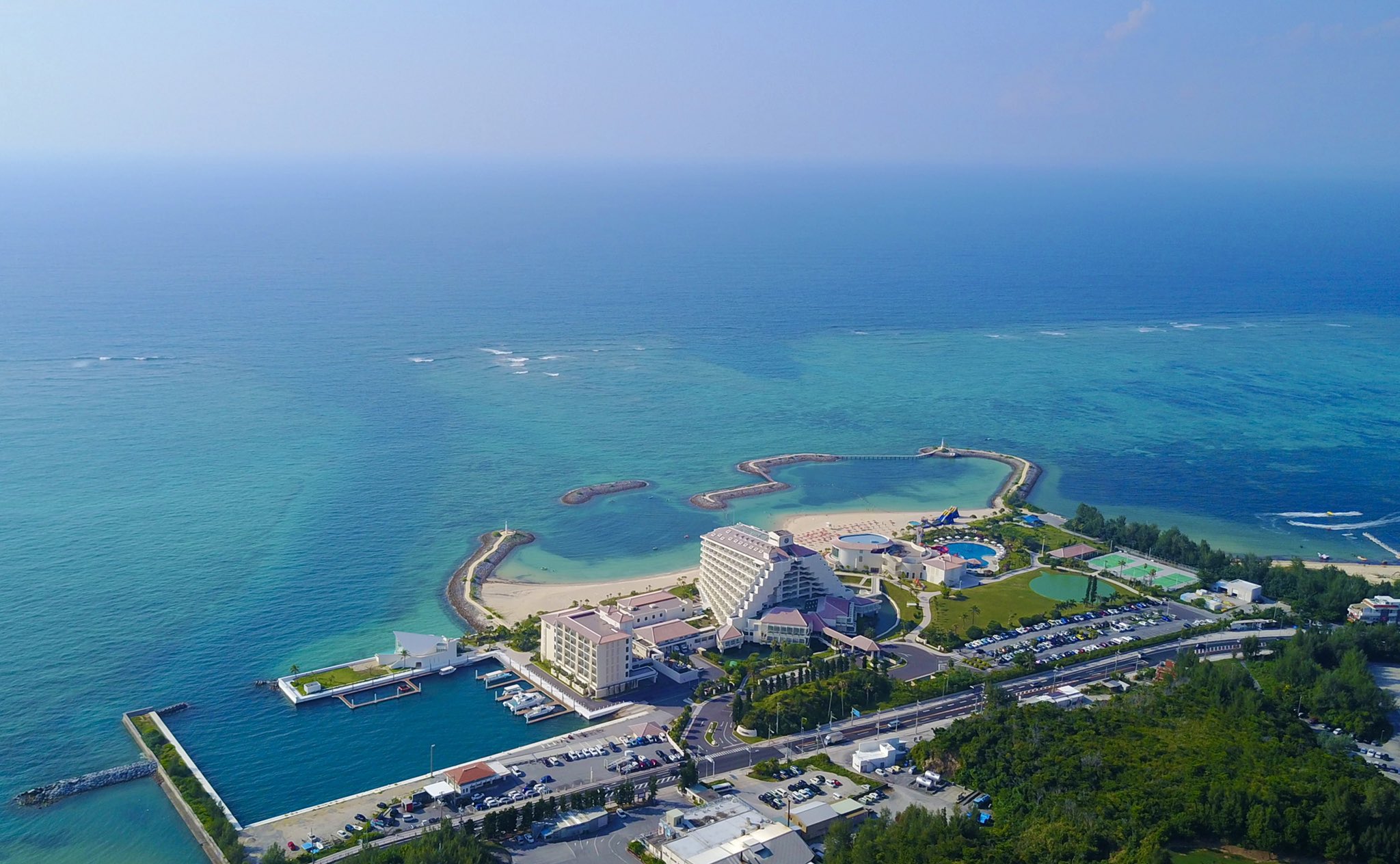 シェラトン沖縄サンマリーナリゾート ホテルの目の前には400mのビーチが広がり まるで海の上を歩くような遊歩道と桟橋も ビーチだけでなく プールやスパ ジップライン テニスコートなど様々な施設をご用意しており 一日ホテルの中でお楽しみいただけ シェラトン沖縄サンマリーナリゾート ホテルの目の前には400mのビーチが広がり まるで海の上を歩くような遊歩道と桟橋も ビーチだけでなく プールやスパ ジップライン テニスコートなど様々な施設をご用意しており 一日ホテルの中でお楽しみいただけ