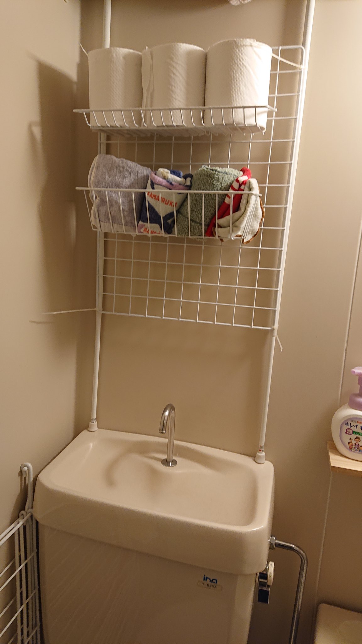 肝出ウスラ うつ過食で不本意ながら逆ダイエット状態 ユニットバスのトイレ上にも収納作れたよ 突っ張り棒と100均網 それとワイヤーラックで もう一個ラックつけられそうだな T Co Fsdlmpbsu7 Twitter