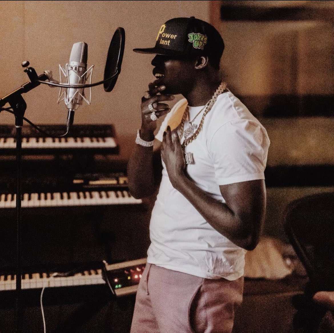 Bobby is in the studio. Maybe we will get something soon?🤫                                   instagram.com/p/CNT7MQ1HwI9/…