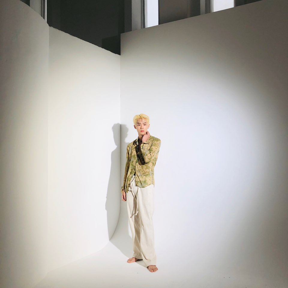 Demian_tweet's tweet photo. [#Todays_DMI🤙]

오늘의 DMI는 사진으로 갑니다🧡
Today's DMI will be given as a photo.🧡

#데미안 #DEMIAN #DE_LIGHT #딜_라이트 #늦었는_데미안 #Throwback https://t.co/6NpytSM8DQ
