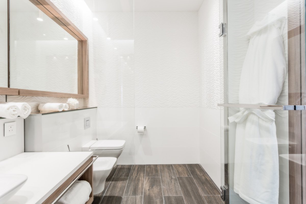 Despite the generous size of our high-end bathrooms the modular units are always built indoors in a factory environment to guarantee the highest quality for all details. #admares #luxury #offsitemanufacturing #indoormanufacturing #modularconstruction #bathrooms #modular