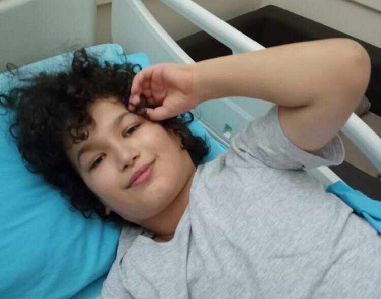 Hakan'ın ağrılarının, acılarının bir nebze olsun hafiflemesine ,annesinin dizinin dibinde moral ile birlikte tedavi sürecinin kolaylasmasına yardımcı olabiliriz!
Kapatmayalım gözlerimizi, kulaklarımızı,vicdanlarımızı..
Bir cocuğun hayatı söz konusu..
<a href="/gokhanozoguz/">Gökhan Özoğuz</a>
#DirenBeHakan