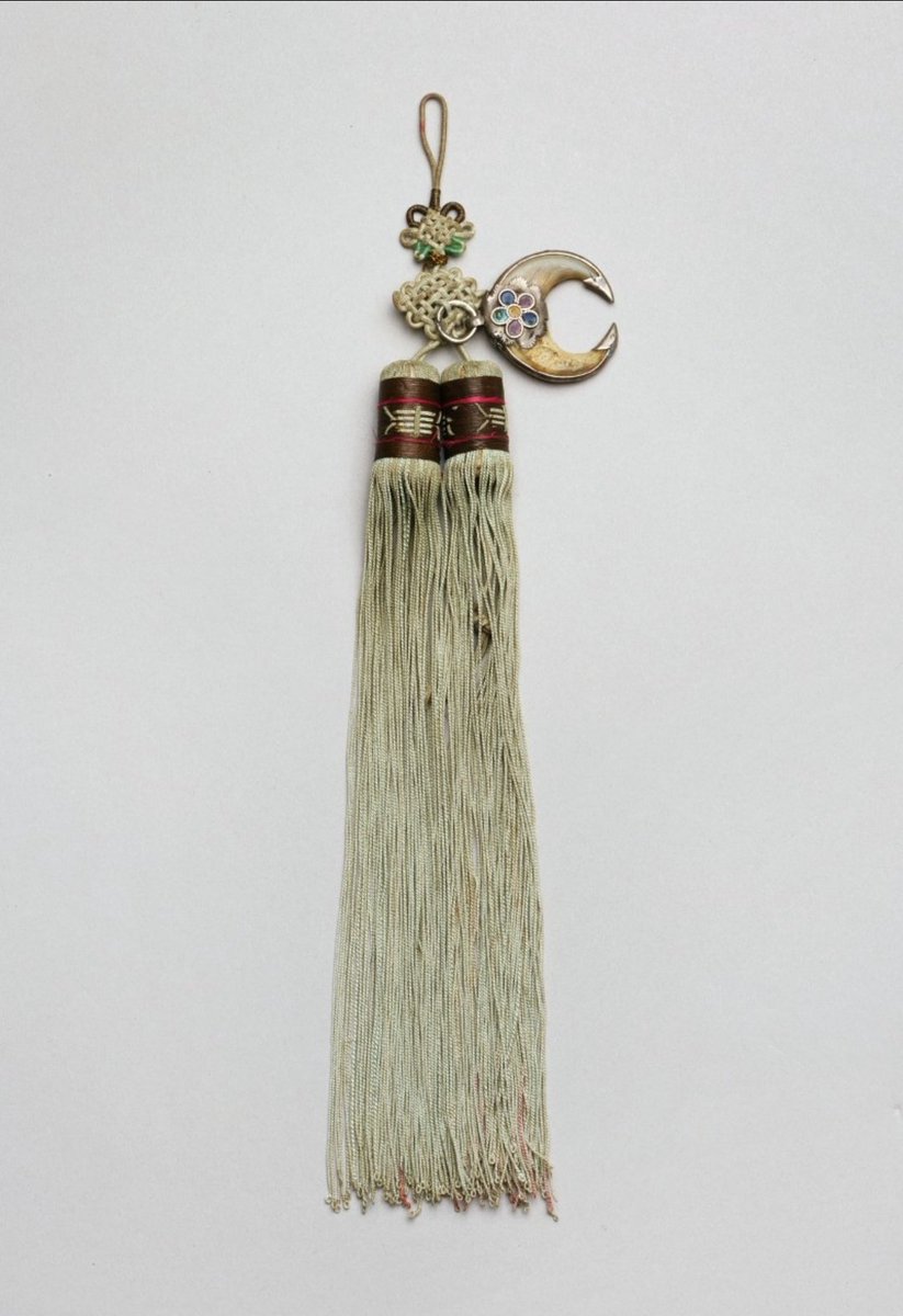 hanbok_jjoa's tweet image. [호랑이 발톱 노리개]

호랑이에 진심인 민족..
호랑이 이빨 발톱이나 그 모양을 본따 만든 장신구로 노리개를 만들어서 어린아이들에게 수호 부적같은 의미로 달아주기도 했다고 해용

출처 : 한복진흥센터 / 서울역사박물관