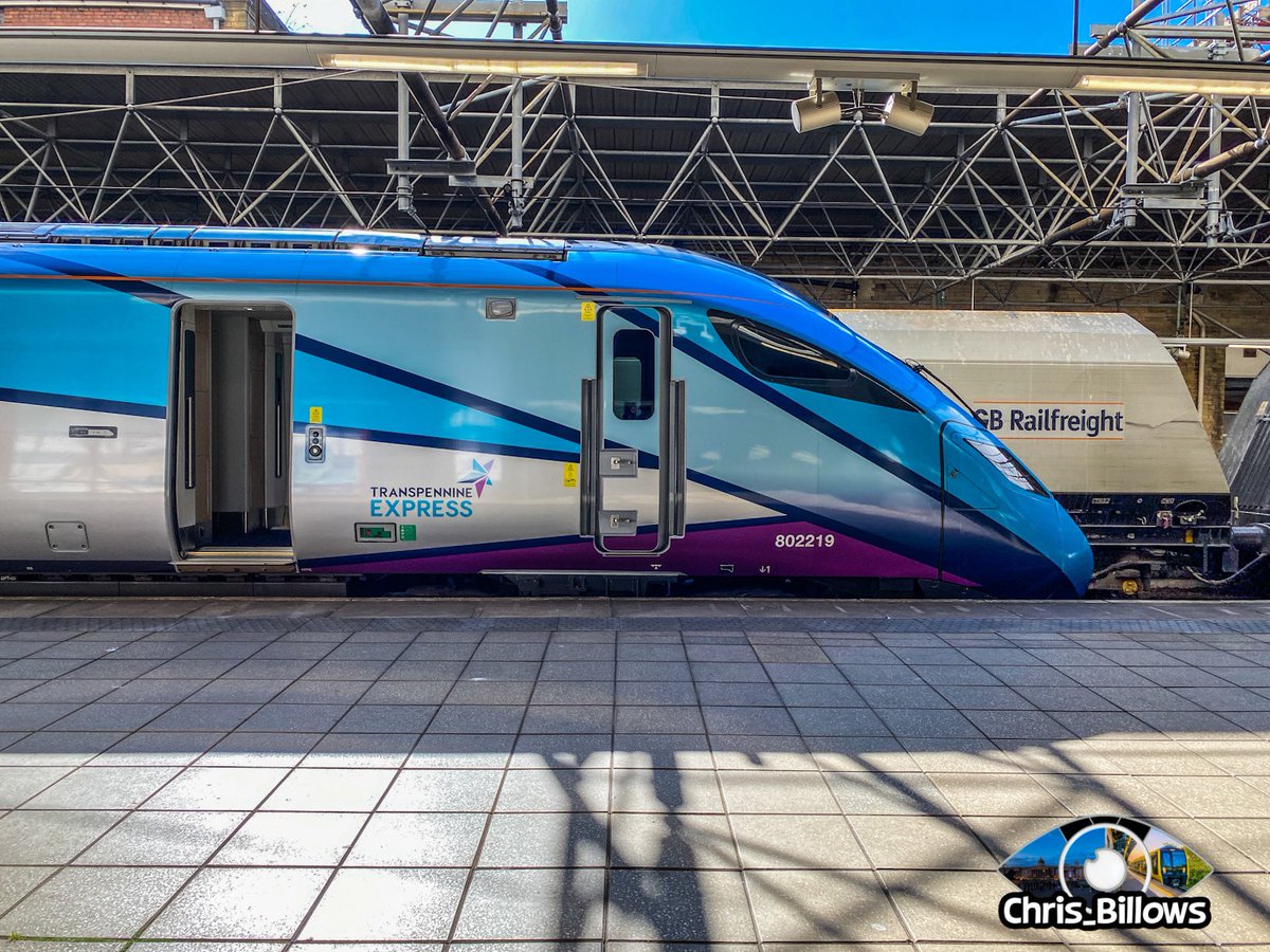 chris_billows's tweet image. Fine looking #Class802 @TPExpressTrains @TPEassist at #ManchesterVictoria