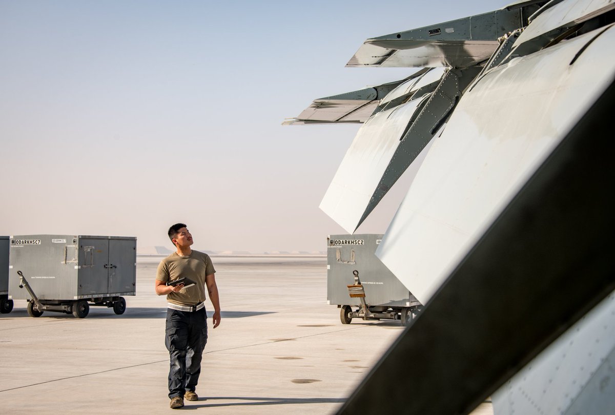 grandslamwing's tweet photo. On this week's #SharedExperiences Pt. 1

#RC135 #RivetJoint crew chief Joshua Elmore

This #FirstTimeDeployer is responsible for an aircraft that supports #TeamAUAB missions throughout the @CENTCOM AOR.

Click to read more!
https://t.co/aTSDRBqVFl

#GrandSlamWing #WingWednesday https://t.co/EuPtHlfnuC