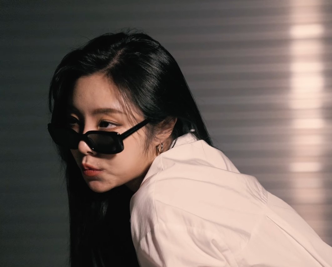 byulddoongie's tweet photo. WHY DOES SHE HAVE TO LOOK SO GOOD IN EVERYTHING 😭😭😭😭😭
#D7toWheeinRedd #ReadyForWheeinSolo #마마무 #휘인 #MAMAMOO #Wheein @RBW_MAMAMOO https://t.co/oygFv7emZI