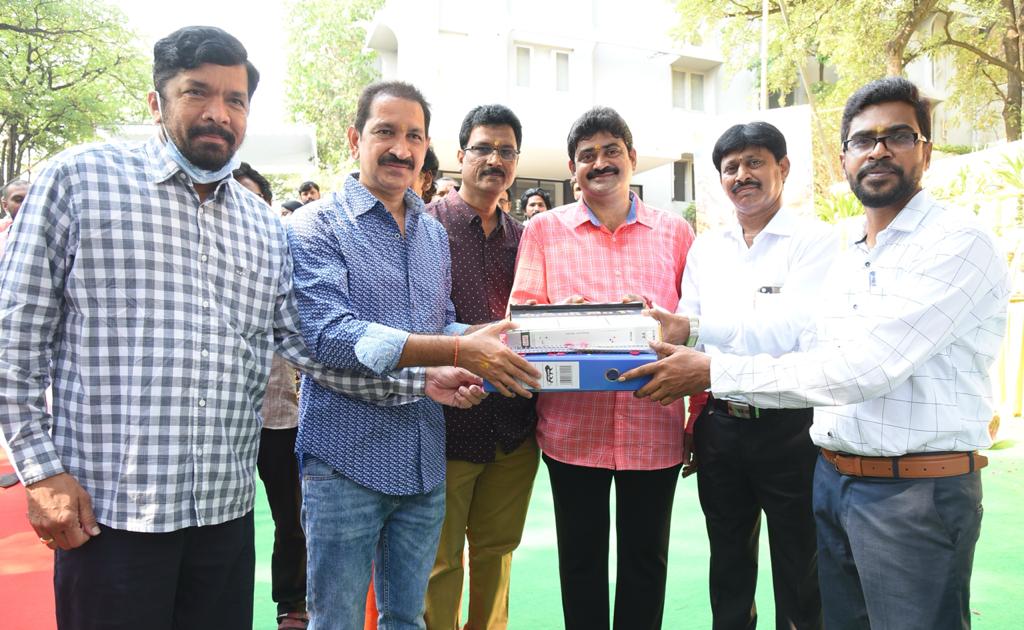 TeamVamsiShekar's tweet photo. Burning Star @sampoornesh 's #PudingiNo1 Muhurtham & Regular shoot started today. ✨
First 🎬 By #KSRamarao, 🎥 Switch on #BhimaneniSrinivas
🌟 Ing @VidyuRaman #SafiKaur
🎬 #Meeravali
🎶 #Khuddus
✍️ @bhaskarabhatla
✂ #AnilkumarVeguru
💰Sri Punyabhumi entertainment pvt Ltd. https://t.co/3xRSddX5Z4