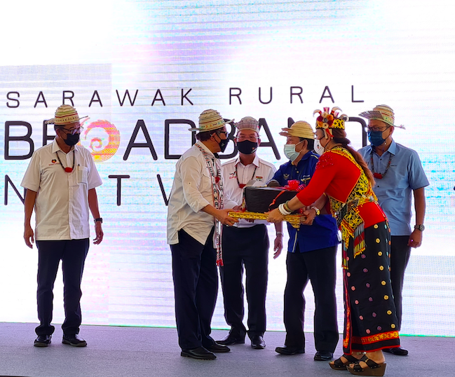 ybkarimhamzah's tweet photo. #Sarawak Rural Broadband Network #SRBN project by Sarawak Digital Economy Corporation #SDEC will enable the rural folks especially #students in these areas to obtain #internet access with speeds of up to 30 megabit per second (mbps). Read more at: https://t.co/3h4B54HV6t @rtm_swk https://t.co/lKwZX60SQI