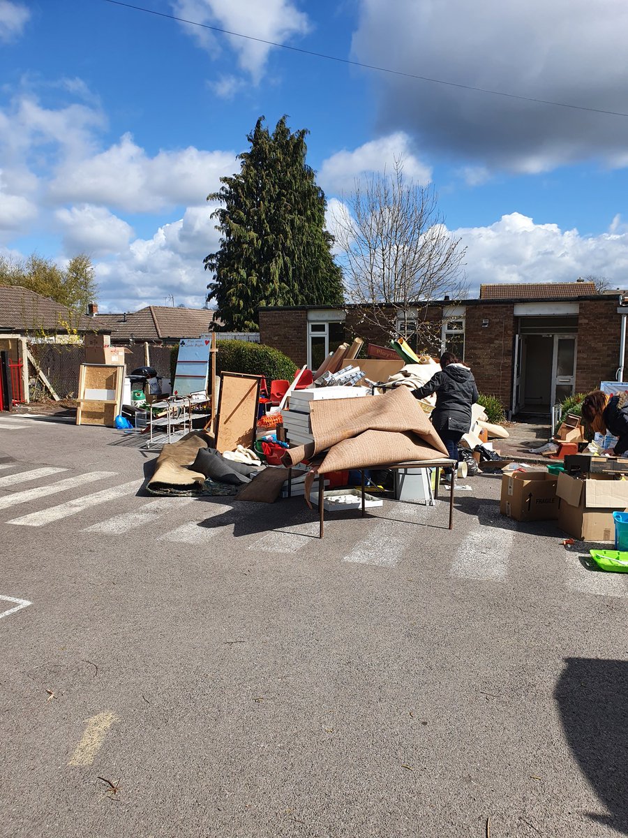 MonktonParkHT's tweet photo. That's the bungalow emptied! @MonktonParkSch https://t.co/GUz1duHoRS