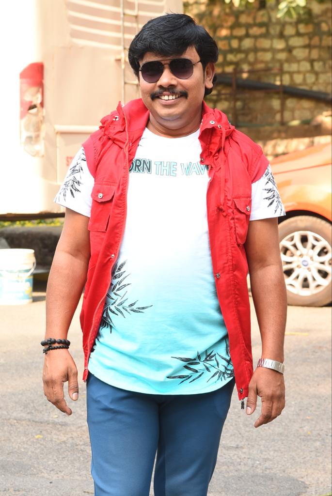 TheCinemaMania's tweet photo. Burning Star @sampoornesh 's #PudingiNo1 Muhurtham & Regular shoot started today. ✨
First 🎬 By #KSRamarao, 🎥 Switch on #BhimaneniSrinivas
🌟 Ing @VidyuRaman #SafiKaur
🎬 #Meeravali
🎶 #Khuddus
✍️ @bhaskarabhatla
✂ #AnilkumarVeguru
💰Sri Punyabhumi entertainment pvt Ltd. https://t.co/FZyZnl0jgZ
