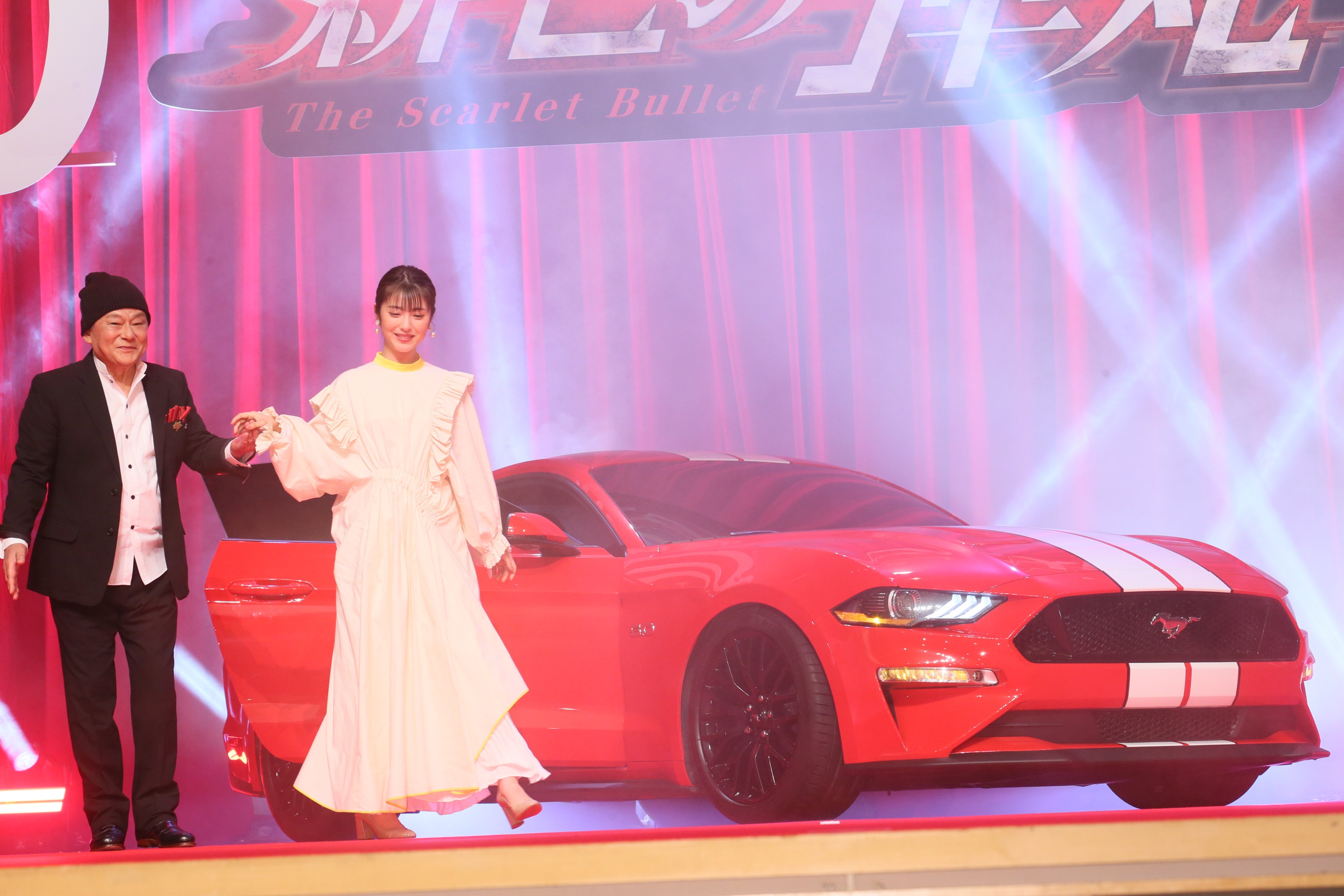トムス エンタテインメント 公式 劇場版 名探偵コナン 緋色の弾丸 完成披露試写会レポート その２ ゲスト声優の 浜辺美波 さんは 池田秀一 さんに エスコートされて本作のキーパーソン 赤井秀一 の 愛車マスタング から登場
