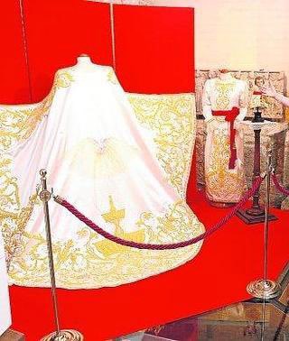 PasoBlanco_3's tweet photo. La Virgen de la Fuensanta luce hoy un atuendo completo de lujo, realizado en seda natural en color blanco roto con bordados en hilo de oro y plata, elaborado en nuestro taller de bordados Virgen de la Amargura, Paso Blanco. #bandodelahuerta2021 #BandoDeLaHuerta #somosblancos https://t.co/XhgPTfCpZx