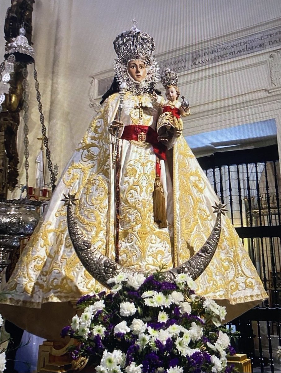 PasoBlanco_3's tweet photo. La Virgen de la Fuensanta luce hoy un atuendo completo de lujo, realizado en seda natural en color blanco roto con bordados en hilo de oro y plata, elaborado en nuestro taller de bordados Virgen de la Amargura, Paso Blanco. #bandodelahuerta2021 #BandoDeLaHuerta #somosblancos https://t.co/XhgPTfCpZx