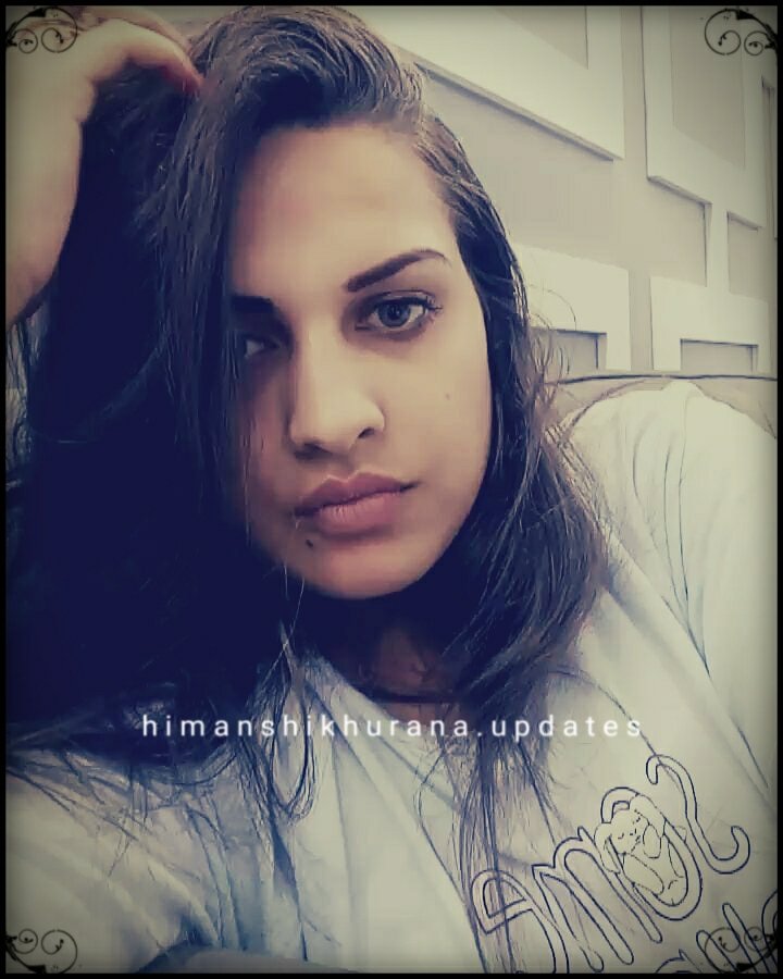 HimanshiK_Crew's tweet photo. She looks so adorable without makeup 😍.
Maine kissi din khaa jana hain 🤤🤤
#HimanshiKhurana||#MeraPyaar
@realhimanshi || #Himanshians https://t.co/hPPiJlozVF