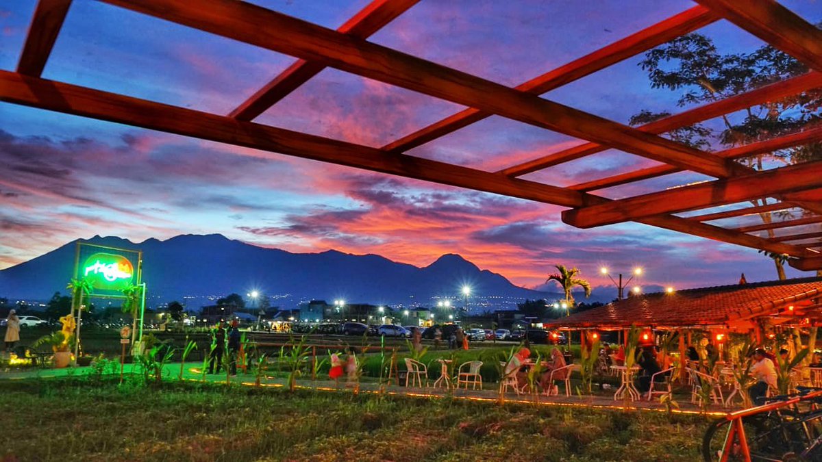 Layung senja telah mencuatkan sinar indahnya.Senja itu spesial.Hanya dtg pada waktu tertentu.Saat dtg,senja selalu membawa keindahan.Mau nongkrong sambil menikmati indahnya senja menjelang malam? Monggo bisa banget dulur-dulur mampir ke <a href="/nkcafemalang/">nkcafemalang</a> dan menikmati indahnya alam