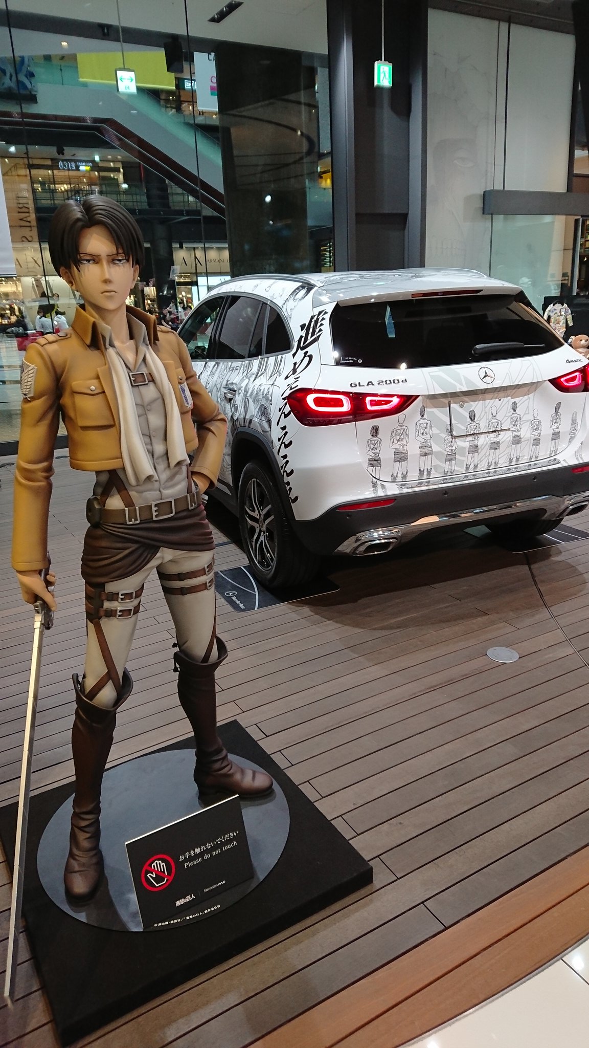 アサカワケーイチ على تويتر グランフロント大阪のメルセデスベンツのコーナーで 進撃の巨人 のラッピングカーキター 進撃のgla メルセデスミー