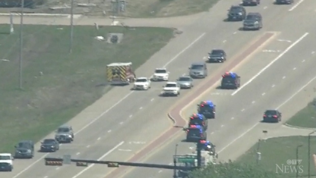 Dallas police chase stolen ambulance ctvnews.ca/video?clipId=2…