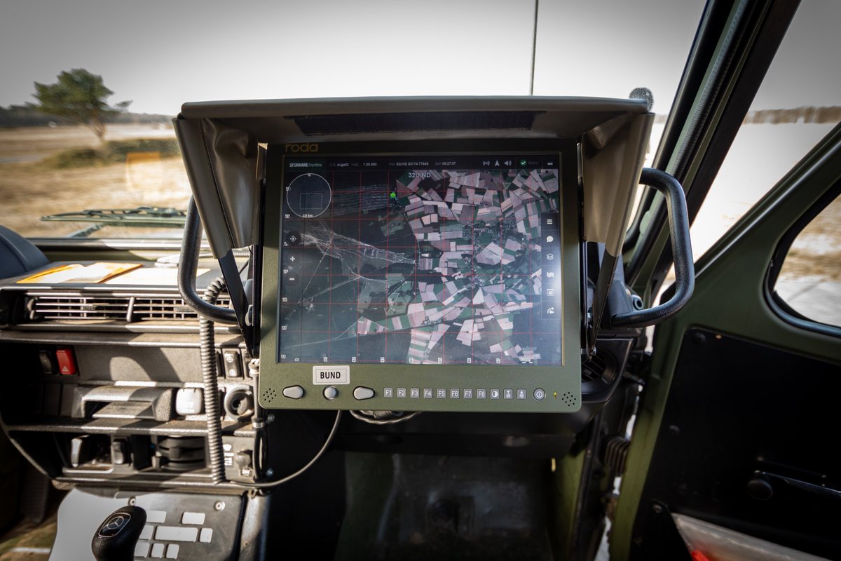 cirbw's tweet photo. ICYMI: #BMS #DigitalesGefechtsfeld
So funktioniert die Erprobung:
1️⃣ Mittels Szenarien vom @Deutsches_Heer werden #einsatznahe Gefechtssituationen programmiert.
2️⃣ Die Fahrzeuge übermitteln ihre Positionen bis in die Ebene #Gefechtsstand - dargestellt per Übungssystem. (1/2) https://t.co/Yj8Ubggc9l