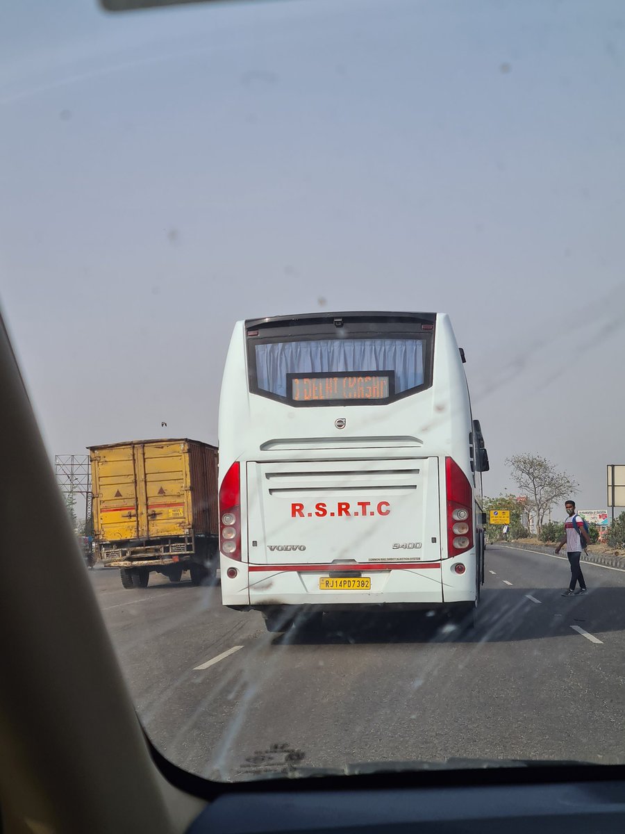 divyaaol's tweet image. Bus driver driving extremely rash on NH48 Jaipur Delhi highway, spotted near Manesar, he was about to hit 2 people. RJ14PD7382. Pls take appropriate action @JaipurPolice @traffic_jaipur @PoliceRajasthan @RSRTC_OFFICIAL
