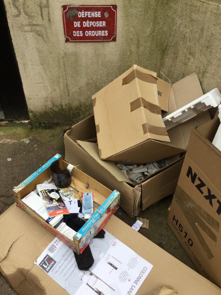 davidphenry's tweet photo. J’adore comment les gens lisent les panneaux. Il n’y a pas de traduction simple de littering les français doivent utiliser des élocutions approximatives: polluer le paysage, jeter des déchets par terre», etc.
#saccageParis #déchet #littering #polluer #ordures #pollution #poubelle https://t.co/d5tHrByXHC