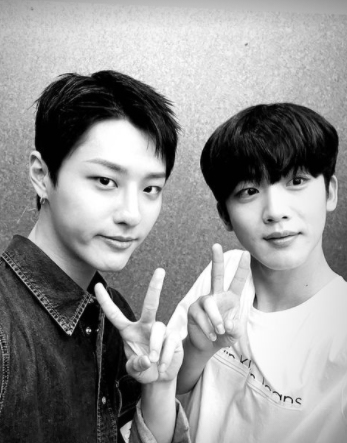 weifinity's tweet photo. they're taking selca at the same time https://t.co/TjdALfWwWy