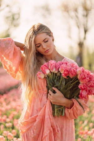 Ces si jolies roses Fraichement cueillies Sont d’une infinie Beauté et leur parfum Nous transpose Vers un nouveau destin En commun Tu me le dis si bien Avec un sourire éclatant D’une joie à tout instant Ce sentiment Si surprenant D’un amour naissant Je t’aime tellement Mickaël