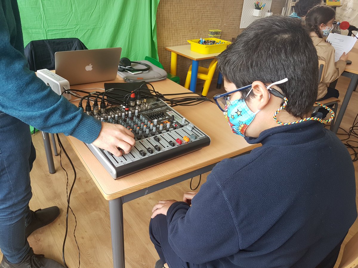pousa_maria's tweet photo. A nosa @novoa5 entrevistada polo alumnado do CEIP Emilia Pardo Bazán de A Coruña en "Onda ti" @bibliotecaEPB #Radionabiblio #bescolaresgal #bescolaresgalabertas https://t.co/BVU8VYcb0h