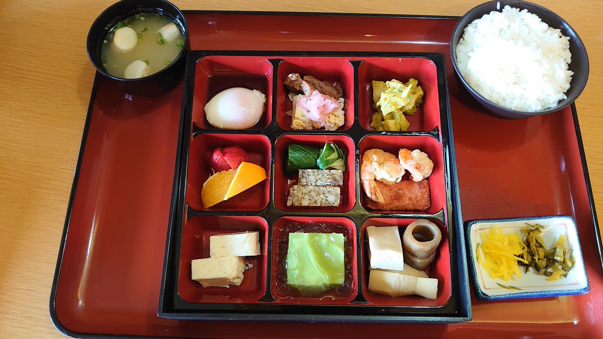 洋子twitterissa 和食除了美觀精緻 注重食材本身的味道外 食物與食器的搭配也很講究 可以說每件食器都像一件件藝術品