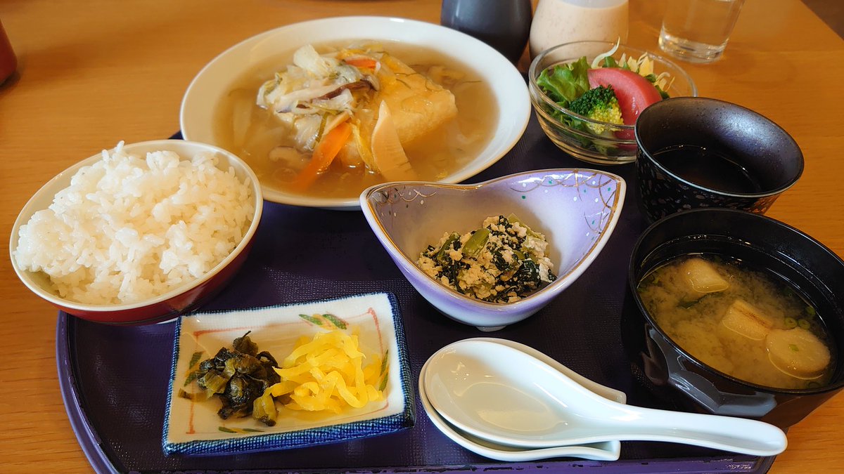 洋子twitterissa 和食除了美觀精緻 注重食材本身的味道外 食物與食器的搭配也很講究 可以說每件食器都像一件件藝術品