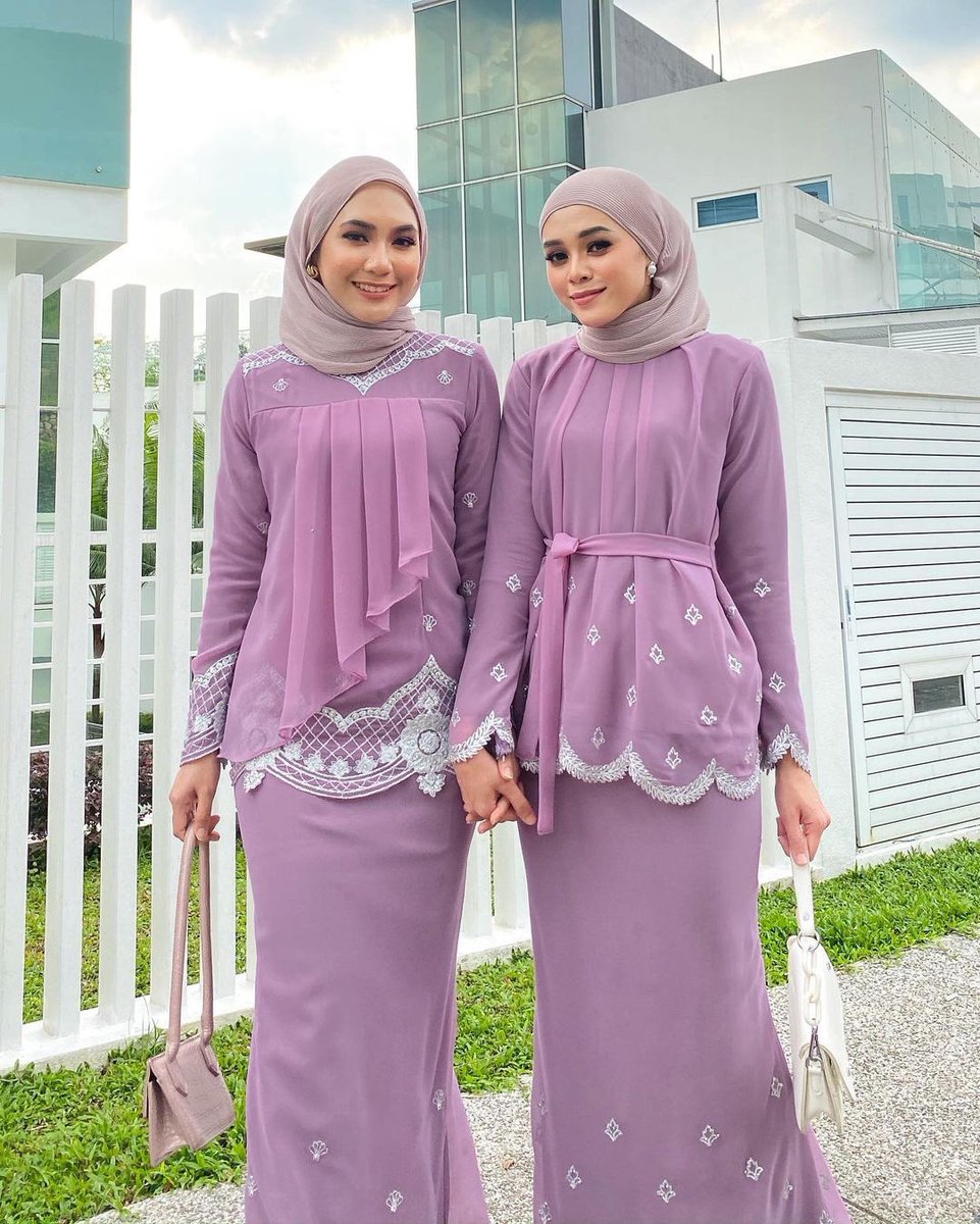 byfaatinn's tweet photo. 'Sis, mak saya paksa semua pakai warna sedondon tahun ni tapi saya tak nak sama design macam kakak saya, nanti insecure rasanya 🙄 Macam mana ni?'

Worries not, sis boleh settlekan masalah kecik korang tu. Here is matching colour but different design for you and your sister🙌🏻
⁣ https://t.co/LOAynLoI3C