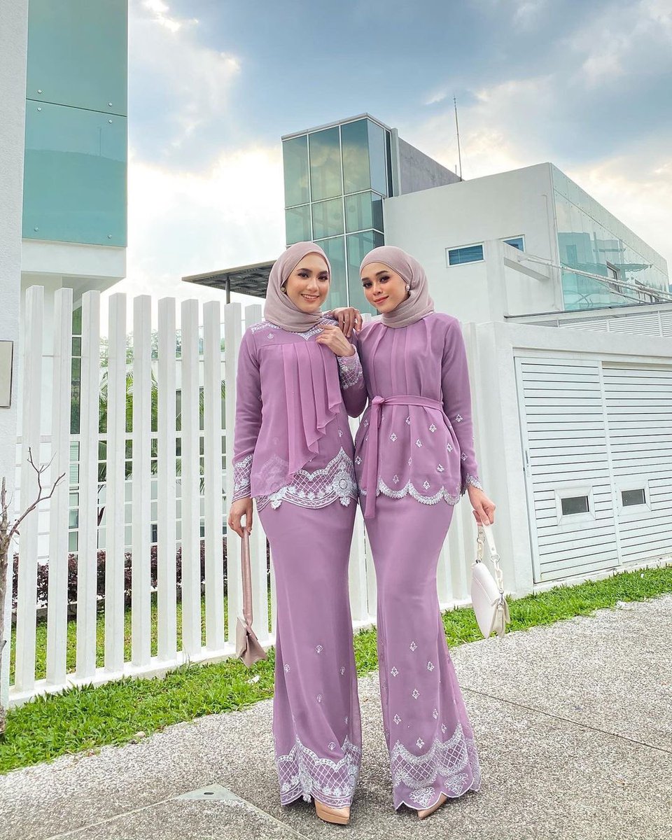 byfaatinn's tweet photo. 'Sis, mak saya paksa semua pakai warna sedondon tahun ni tapi saya tak nak sama design macam kakak saya, nanti insecure rasanya 🙄 Macam mana ni?'

Worries not, sis boleh settlekan masalah kecik korang tu. Here is matching colour but different design for you and your sister🙌🏻
⁣ https://t.co/LOAynLoI3C