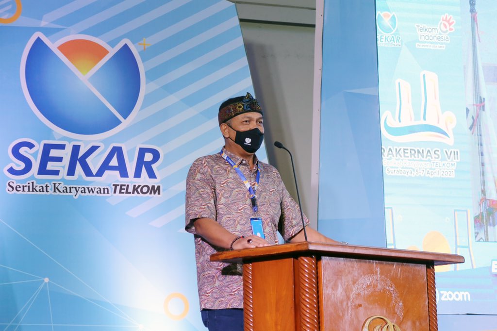 sekartelkom's tweet photo. Rakernas secara resmi dibuka oleh Ketua Umum SEKAR Telkom Edward Hendra L Simanjuntak secara simbolis dengan pemukulan gong digital. Acara ini pun dihadiri oleh CHCO TelkomGroup Afriwandi sebagai pembicara utama. https://t.co/OSU0oF2b0S