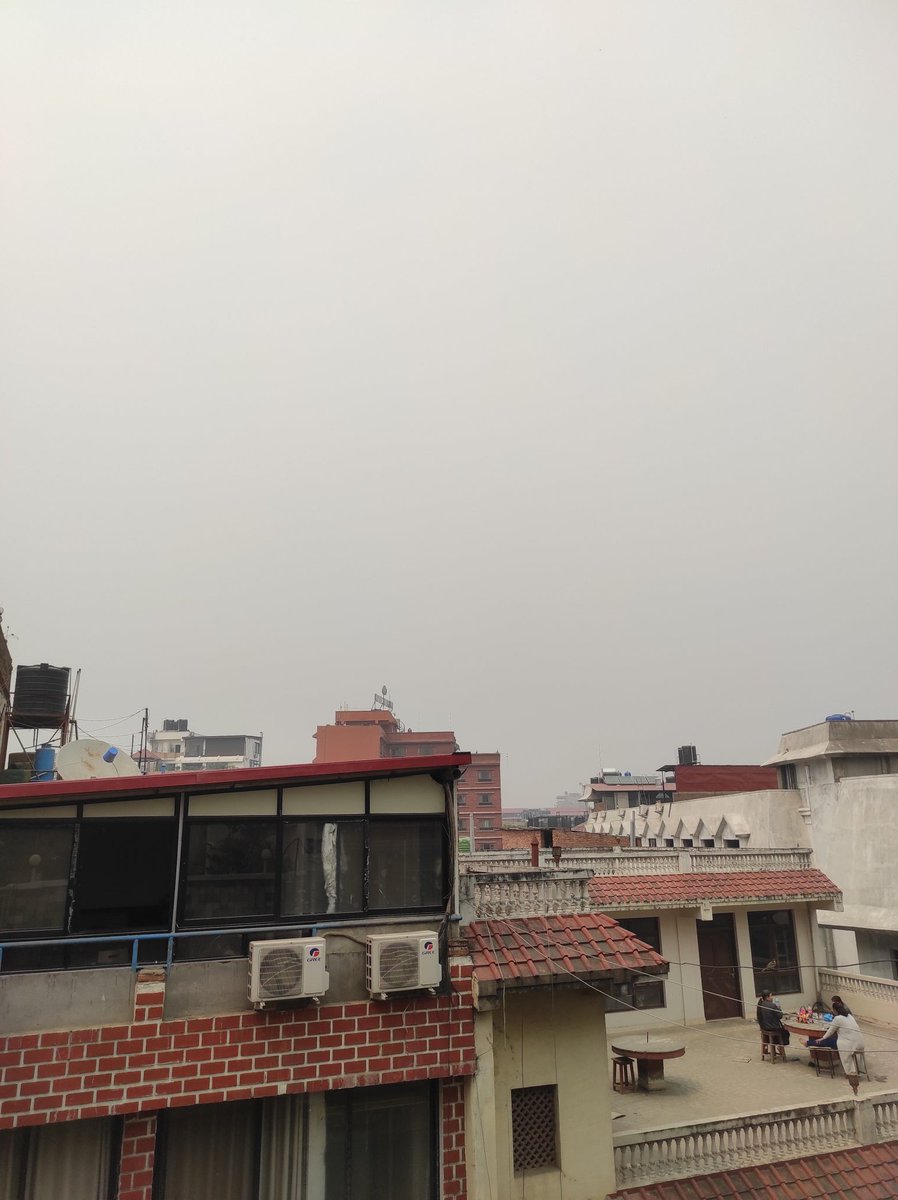 NuriPujolar's tweet photo. Nepal és un dels països amb l'aire més contaminat i necessita una solució immediata. Quan passeges per la capital no veus més enllà que els edificis que hi ha davant teu i els infants els han confinats sense anar a l'escola.
Nepal needs a change! No more pollution! #airpollution https://t.co/ExrW1ddjH9