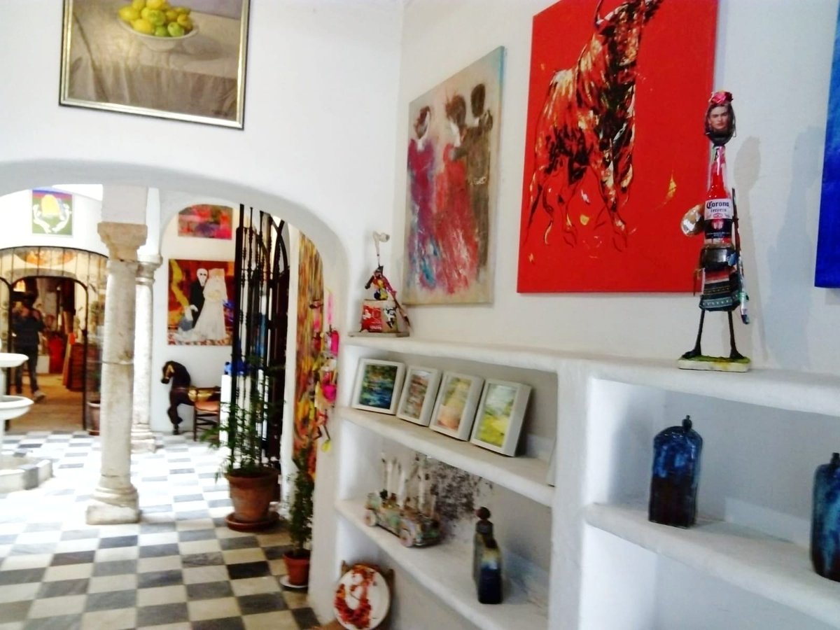 TourMarbella's tweet photo. En la Plaza de los Naranjos se encuentra la Galería de Arte Van Gestel, la primera de #Marbella abierta en 1969, con una curiosa colección de "Arte Decorativo".

#turismomarbella
#visitasguiadasmarbella
#freetourmarbella
#cascoantiguomarbella
#eligebienquienteguia
#CostaDelSol https://t.co/6mv6PgU7Ld