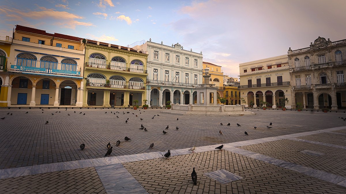 DiazCanelB's tweet photo. Alarmante inicio de abril, con promedio diario de más de mil casos, la mayoría en La Habana. En próximas horas habrá medidas de cierre más drásticas, como ante el primer rebrote de #Covid19. Baja percepción de riesgo es el mayor peligro. https://t.co/IguMW8OjQm