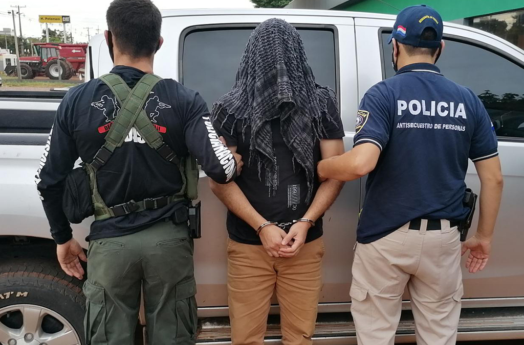 INTERPOL_HQ's tweet photo. Paraguay police arrest suspected firearms trafficker transporting weapons across border during joint @UNODC_Firearms-INTERPOL #OperationTrigger 6, funded by @EU_Commission https://t.co/fQZ2HbRUyW https://t.co/co0JS3Ys4C