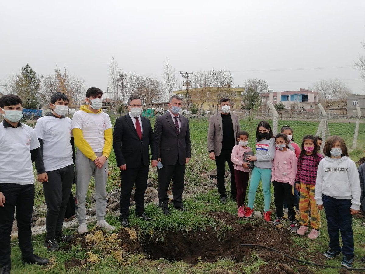 BaglarMEM21's tweet photo. İlçemiz Taşdirek İlkokulundaki fidan dikme etkinliğine katılan Şube Müdürümüz Sayın @FehimAltun, öğretmen ve öğrencilerimizle birlikte fidan diktiler. “Geleceğe nefes, dünyaya nefes” @tcmeb @ziyaselcuk @munirkaraloglu @YUKSELARSLAN217 @Mehmet_Bulut21 https://t.co/KyVvLnwzug