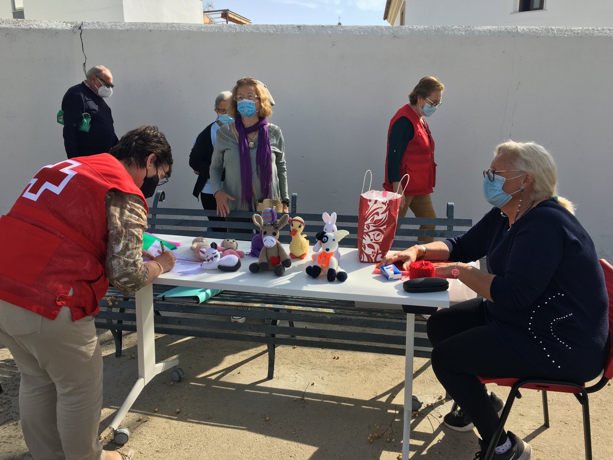 CruzRojaSevilla's tweet photo. Aprovechando el buen tiempo 🌞organizamos un Taller de Amigurumi con los mayores de #CRÉcija. Esta actividad favorece la capacidad de concentración, mejora el ánimo y favorece la relajación y la disminución de estrés.
 #AtenciónIntegralaPersonasmayores
Financia: @AndaluciaJunta https://t.co/9Hm1wElgD4