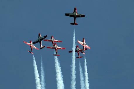 SCOTT TAYLOR Amazing Snowbirds shows paint misleading picture of air force