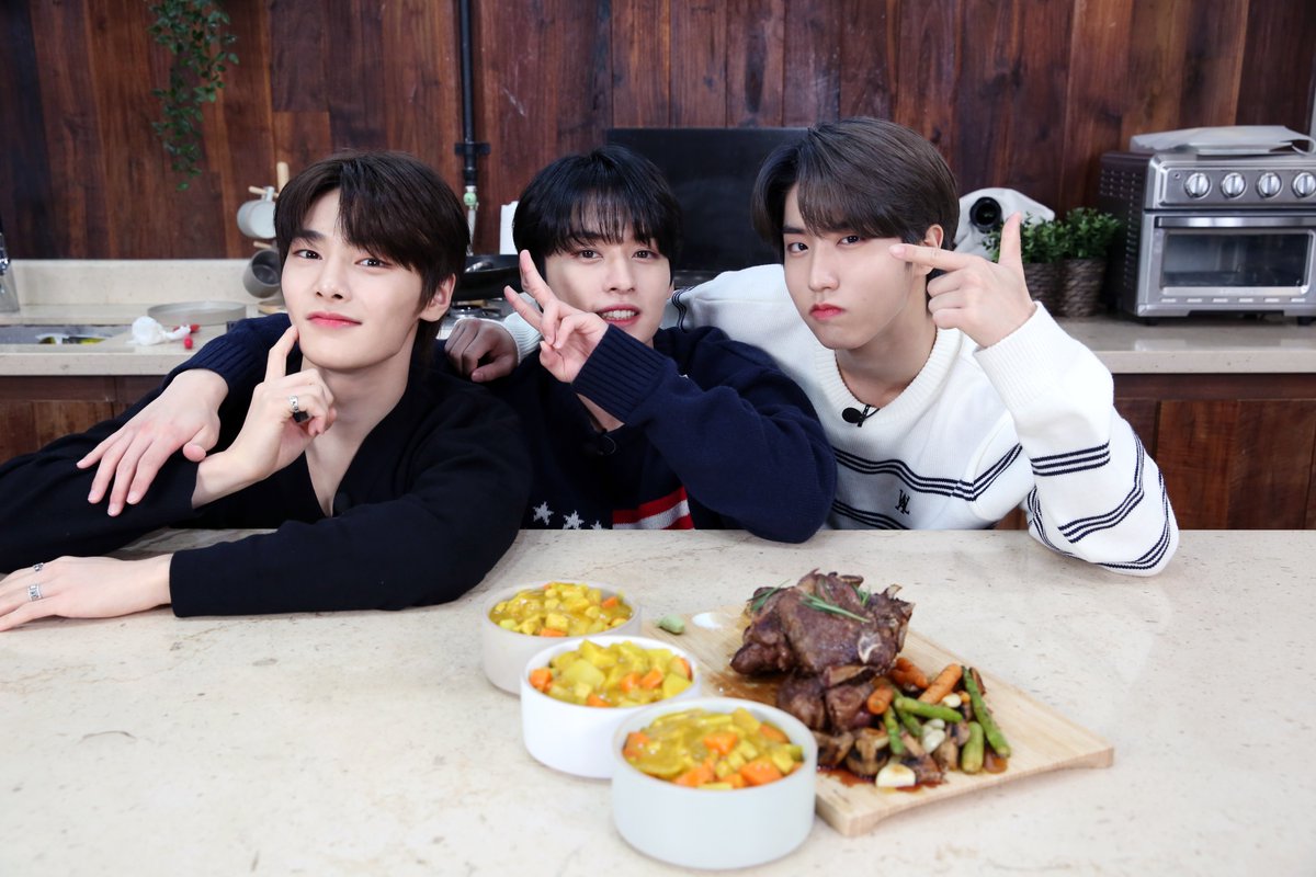 [SKZ-BEHIND📸] 아리까리한 키친🍴 1st therapy 재미있게 보셨나요?🤗 메인 셰프 리노와 아(리까리)한 보조 셰프들의 미스터리한 키친! 다음 테라피도 기대해 주세요!😋 #StrayKids #스트레이키즈 #아리까리한키친 #MysteriousKITCHEN #YouMakeStrayKidsStay