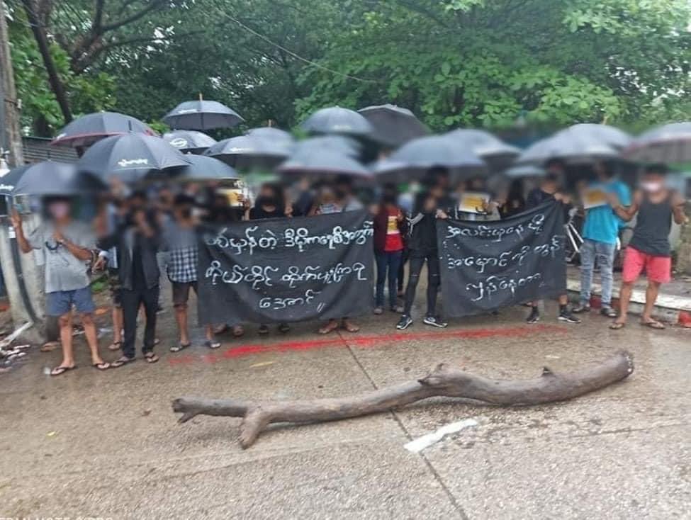 bow_april's tweet photo. “Please don’t give up”
“ Don’t celebrate Thingyan’s festival  with our blood”
“We will win soon , don’t give up”  from Young protesters in Tharkayta who are protesting against Military terrorist (SAC) despite internet connections being cut off.
#WhatsHappeningInMyanmar #Apr6Coup https://t.co/ar0D9oy5UB