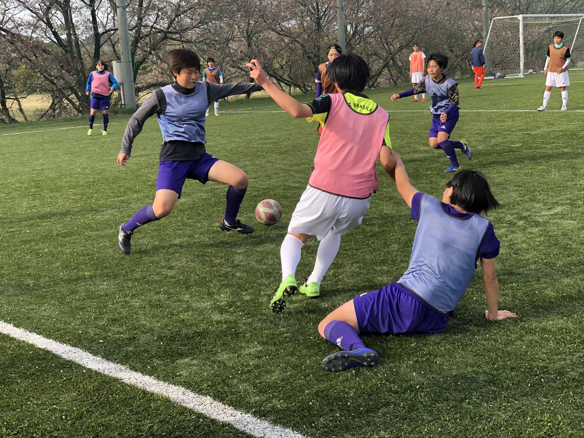 福井工業大学附属福井高校女子サッカー部 こんばんは 今日は入学式も終わったため チームの集合写真と選手証用の写真を撮ってからの練習となりました ポゼッション練習では 攻守の切り替えの面で課題を見つけることが出来ました もっとチームで高め