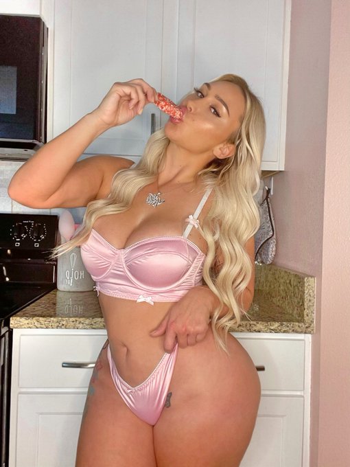 Gm 🥰 don&rsquo;t forget to lick it before you stick it 👅👅👅 https://t.co/11TbktSzdv